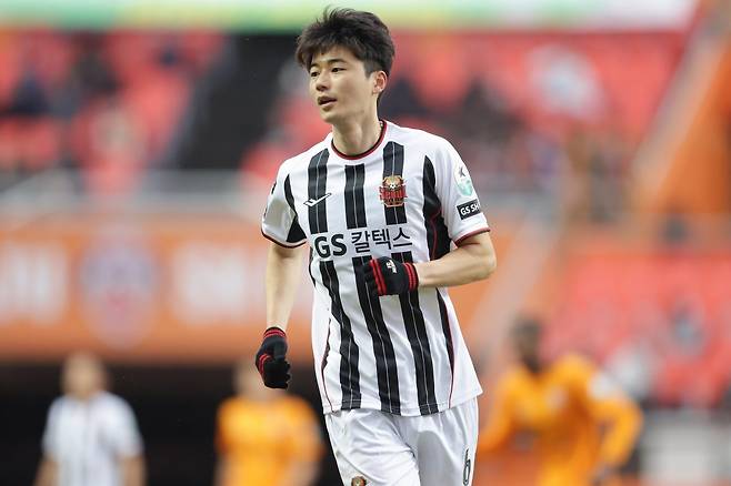 기성용이 서울을 떠난다. 최근 서울에서 전력 외 자원으로 분류된 그는 더 많은 출전시간을 보장받을 수 있는 팀으로 이적을 결심했다. 차기 행선지로는 포항이 유력하다. 사진제공|한국프로축구연맹