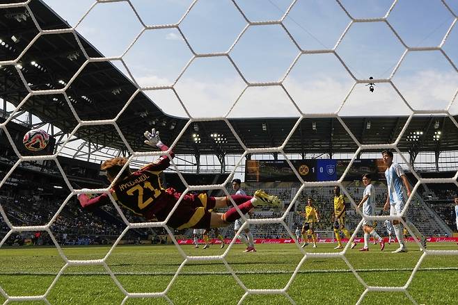 울산 골키퍼 조현우가 26일 도르트문트전에서 상대 슈팅을 몸을 날려 막아내고 있다. AP연합뉴스