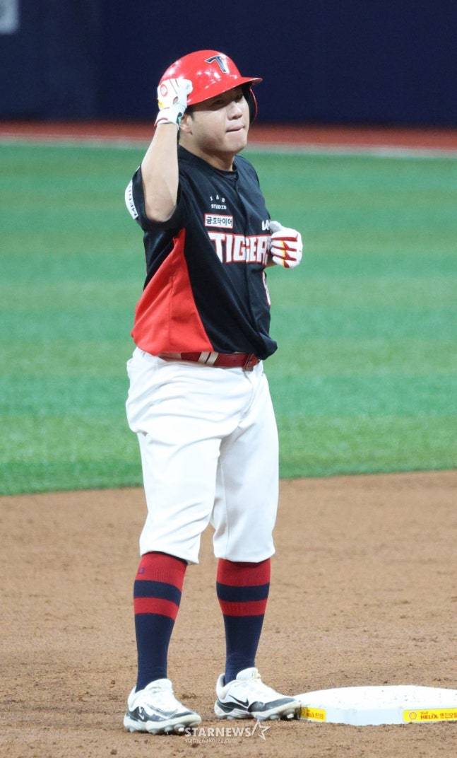 KIA 이창진이 25일 키움전 3회초 선제 적시 2루타를 날리고 어퍼컷 세리머니를 하고 있다. /사진=김진경 대기자