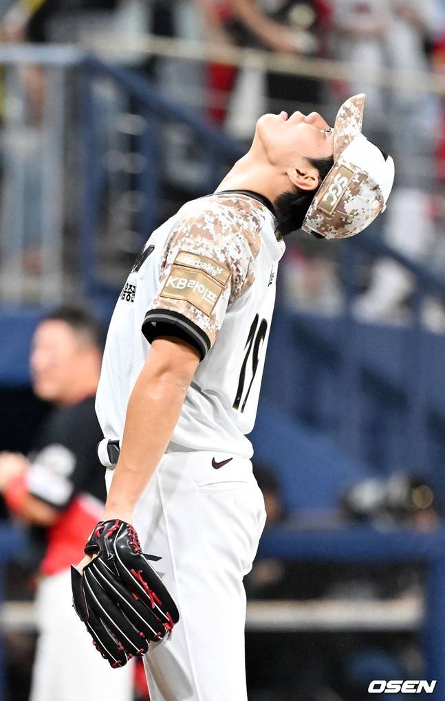 키움 김윤하가 24일 KIA전에서 홈런을 맞고 아쉬워하고 있다.