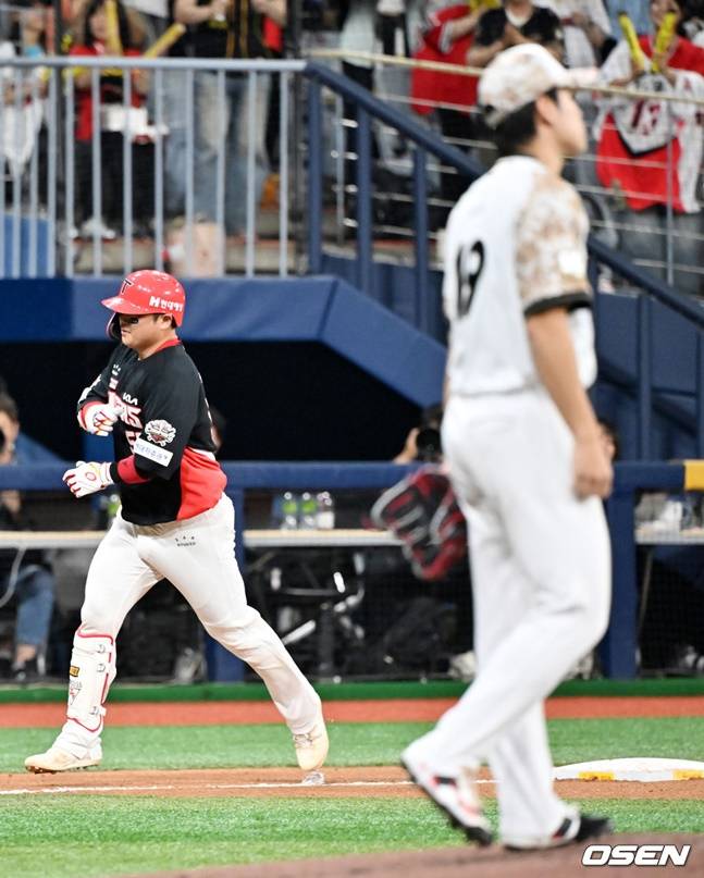 한준수(왼쪽)에게 홈런을 맞고 아쉬워하는 김윤하.
