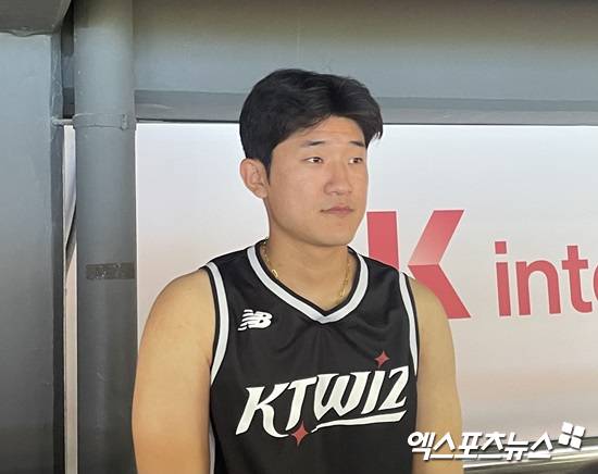 LG 트윈스에서 KT 위즈로 트레이드된 투수 임준형이 25일 수원 KT위즈파크에서 인터뷰에 임하고 있다. 엑스포츠뉴스 수원, 김유민 기자