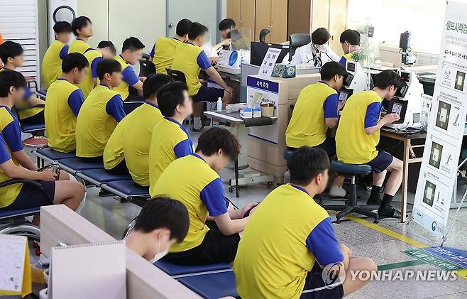 신체검사 받는 입영 대상자들 (부산=연합뉴스) 강선배 기자 = 2025년 부산·울산지역 병역판정검사가 실시된 14일 부산 수영구 부산·울산지방병무청에서 입영 대상자들이 신체검사를 받고 있다. 2025.1.14 sbkang@yna.co.kr