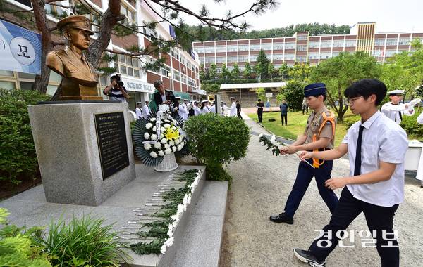 제2연평해전에서 전사한 고(故) 윤영하 소령의 23주기 추모식이 열린 27일 오후 인천시 연수구 송도고등학교에서 학생대표와 주니어ROTC 대원들이 헌화를 하고 있다. 2025.6.27 /조재현기자 jhc@kyeongin.com