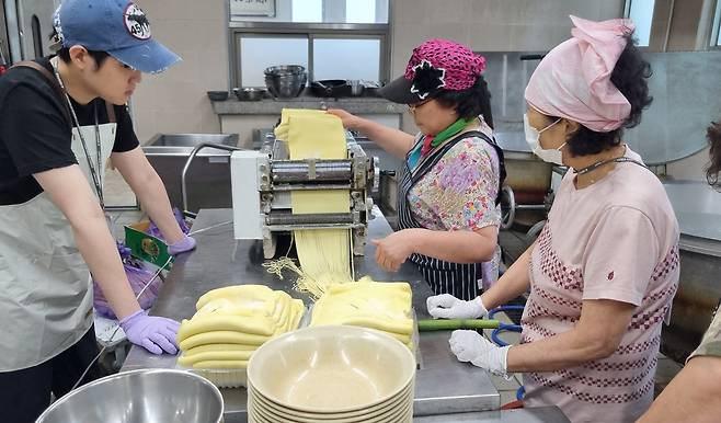 엄청난 양의 면을 빼고 있는 이정옥 대구반점 사장./울릉군 제공