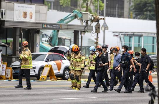 27일 서울 서초구 교대역 인근에서 발생한 도시가스 유출 사고 현장에서 소방대원을 비롯한 유관기관 관계자들이 이동하고 있다. 사진=뉴시스