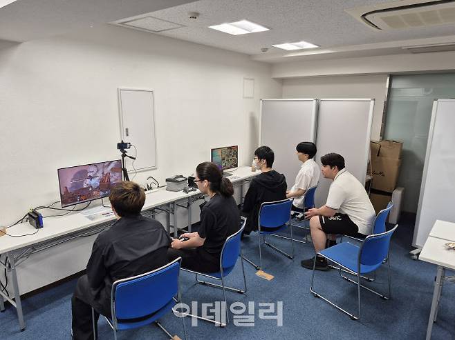 일본 청년들의 자립을 위해 설립된 비영리 단체인 소다테아게넷에서 청년들이 삼삼오오 모여 게임을 즐기고 있다. (사진=송승현 기자)