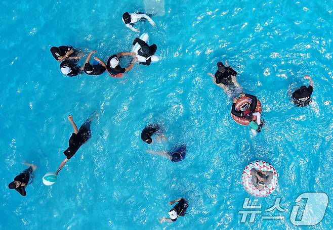 27일 대전·충남은 내륙을 중심으로 낮 기온이 30도 내외로 올라 더울 것으로 예보됐다. 대전 대덕구 로하스산호빛공원 야외수영장에서 시민들이 더위를 식히고 있다. /뉴스1 ⓒ News1 김기태 기자