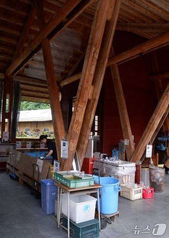 분리수거가 어려운 어르신을 돕기 위해 항상 직원이 상주해 있다.ⓒ News1 윤슬빈 기자