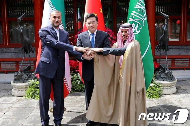 친강 중국 외교부장이 6일 (현지시간) 베이징에서 호세인 아미르 압돌라히안 이란 외무장관, 파이살 빈 파한 알 사우드 사우디아라비아 외무장관과 회담에 앞서 악수를 하고 있다. 2023.04.06 ⓒ AFP=뉴스1 ⓒ News1 우동명 기자