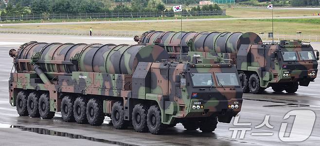 1일 경기도 성남 서울공항에서 열린 건군 제76주년 국군의 날 기념식에서 '괴물 미사일'로 불리는 지대지 미사일 현무-5가 분열하고 있다. 2024.10.1/뉴스1 ⓒ News1 김도우 기자