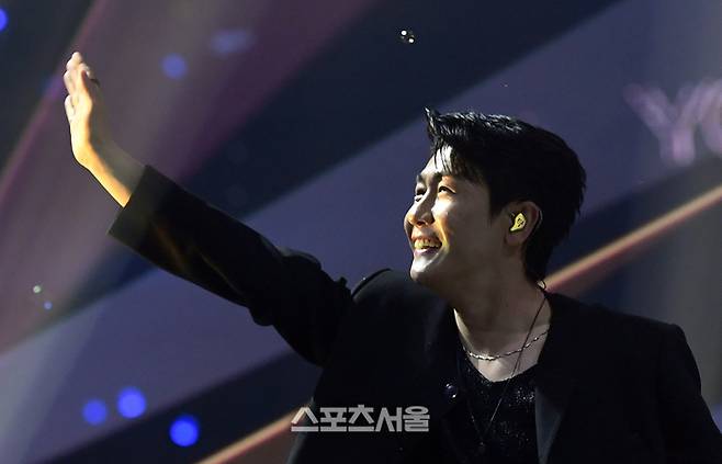 가수 영탁이 21일 오후 인천 중구 인스파이어 아레나에서 열린 제34회 ‘서울가요대상’에서 열정적인 무대를 선보이고 있다. 2025. 6. 21. 인천 | 박진업 기자 upandup@sportsseoul.com