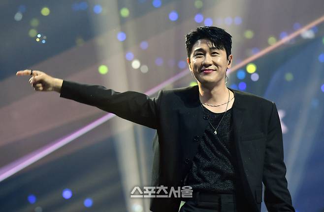 가수 영탁이 21일 오후 인천 중구 인스파이어 아레나에서 열린 제34회 ‘서울가요대상’에서 열정적인 무대를 선보이고 있다. 2025. 6. 21. 인천 | 박진업 기자 upandup@sportsseoul.com