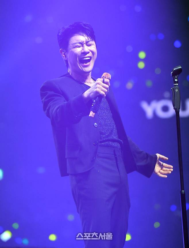 가수 영탁이 21일 오후 인천 중구 인스파이어 아레나에서 열린 제34회 ‘서울가요대상’에서 열정적인 무대를 선보이고 있다. 2025. 6. 21. 인천 | 박진업 기자 upandup@sportsseoul.com