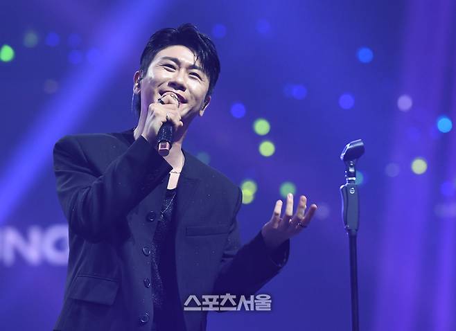 가수 영탁이 21일 오후 인천 중구 인스파이어 아레나에서 열린 제34회 ‘서울가요대상’에서 열정적인 무대를 선보이고 있다. 2025. 6. 21. 인천 | 박진업 기자 upandup@sportsseoul.com