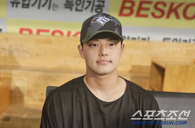 한화 이글스 문동주가 26일 삼성 라이온즈전서 승리투수가 된 뒤 인터뷰를 하고 있다. 대구=권인하 기자