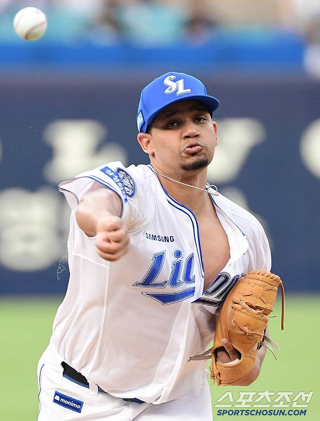 가슴을 풀어헤치고 힘차게 투구하는 가라비토.