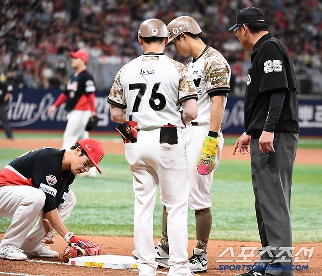 26일 서울 고척스카이돔에서 열린 KIA-키움전. 8회말 무사 1루 이주형이 견제구에 아웃됐다. 1루수 오선우가 이주형이 손에 들고 있던 장갑 때문에 베이스를 터치하지 못했다며 상황을 재연하고 있다. 고척=정재근 기자 cjg@sportschosun.com/2025.6.26/