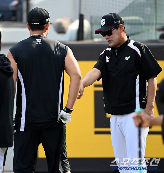 4일 대전 한화생명볼파크에서 열린 KT와 한화의 경기, KT 이종범 코치와 안현민이 이야기를 나누고 있다. 대전=허상욱 기자wook@sportschosun.com/2025.06.04/