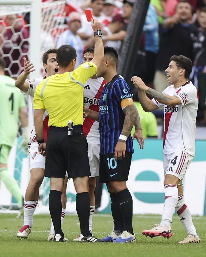 Referee lgiz Tantashev shows a red card to River Plate's Lucas Martinez Quarta, centre, during the Club World Cup Group E soccer match between Inter Milan and River Plate in Seattle, Wednesday, June 25, 2025. (AP Photo/Ryan Sun)<저작권자(c) 연합뉴스, 무단 전재-재배포, AI 학습 및 활용 금지>