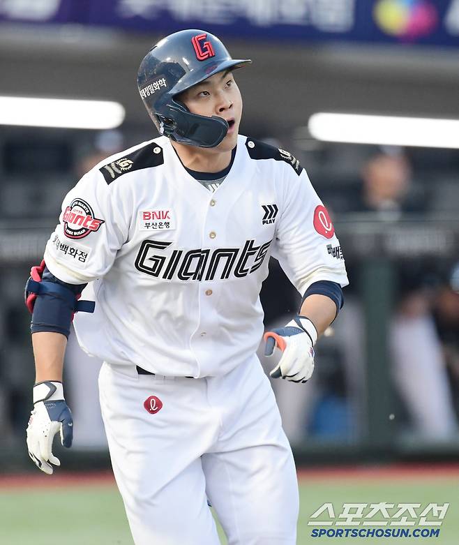 27일 부산 사직구장에서 열린 롯데와 KT의 경기. 2회말 롯데 박찬형이 KT 고영표를 상대로 솔로홈런을 날렸다. 타구를 바라보는 박찬형. 부산=송정헌 기자songs@sportschosun.com/2025.06.27/