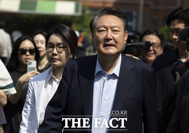 '12·3 비상계엄' 관련 내란·외환 혐의 등을 수사하는 내란특검이 윤석열 전 대통령의 첫 대면조사를 오는 28일로 준비 중인 가운데, 윤 전 대통령 측에서도 변호사를 동행해 출석할 예정임을 밝혔다. /임영무 기자