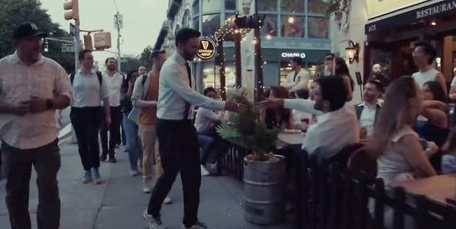 조란 맘다니 뉴욕주 하원의원은 민주당 예비선거 기간 동안 뉴욕시를 직접 걸어다니며 유권자들을 접촉하고, 그 과정을 동영상으로 올렸다./조란 맘다니 웹사이트