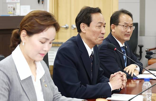 우상호(가운데) 대통령실 정무수석이 26일 서울 여의도 국회 의원회관에서 열린 더불어민주당 재선의원 모임에서 인사말을 하고 있다./뉴스1