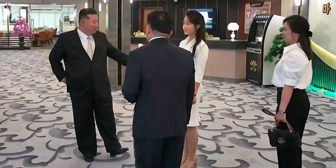 김정은 북한 국무위원장이 24일 아내 리설주, 딸 주애와 함께 원산 갈마 해안관광지구 준공식에 참석했다고 조선중앙TV가 26일 보도했다. 리설주가 공개 석상에 나타난 것은 1년 6개월 만으로 고가 브랜드 ‘구찌’ 가방으로 추정되는 검은색 핸드백을 들고 있다. 조선중앙TV 캡처·뉴시스