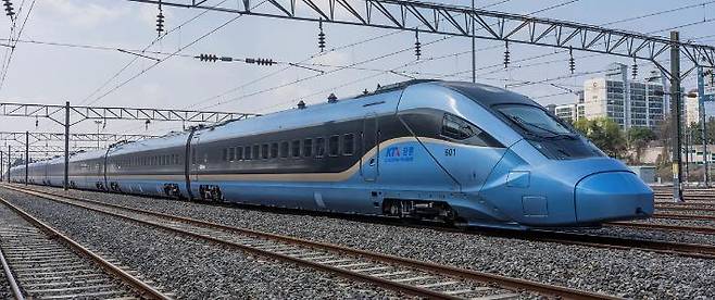 지난해 개통한 3세대 고속열차 KTX-청룡은 100% 국내 기술로 설계·제작됐다. 코레일 제공