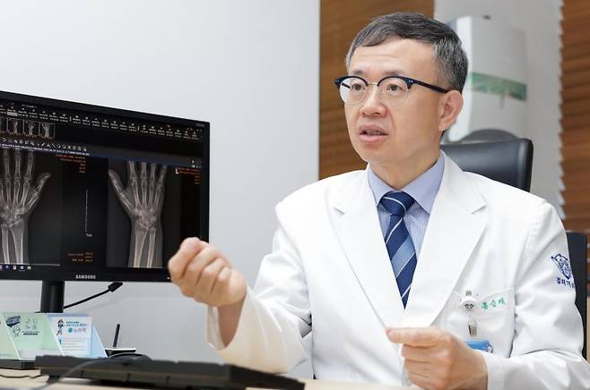 홍승재 경희대병원 류마티스내과 교수가 장마철 관절 건강 관리 방법에 대해 설명하고 있다. 경희대의료원 제공