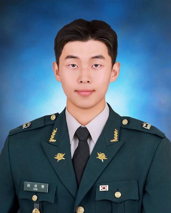 27일 충북 괴산군 육군학생군사학교에서 열린 대한민국 육군장교 통합임관식에서 국방부장관상을 수상한 김성환 소위. 육군 제공