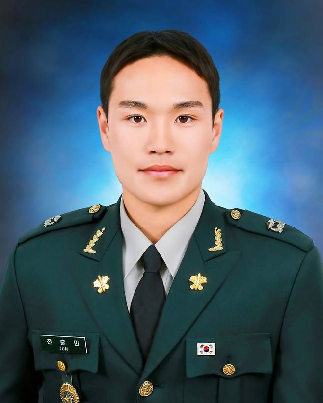 27일 충북 괴산군 육군학생군사학교에서 열린 대한민국 육군장교 통합임관식에서 한미연합군사령관상을 수상한 전훈민 소위. 육군 제공