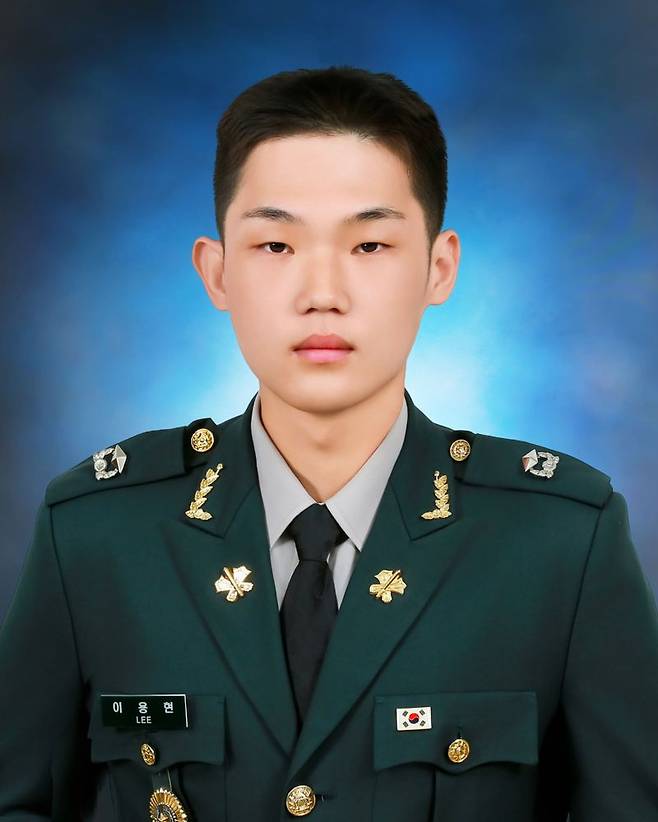 27일 충북 괴산군 육군학생군사학교에서 열린 대한민국 육군장교 통합임관식에서 임관한 이용현 소위의 조부(故 이의천)는 6·25전쟁 당시 다부동 전투에 참전했으며, 충무무공훈장을 수여 받았다. 부친(이태영)은 해군 원사로 전역했다. 육군 제공