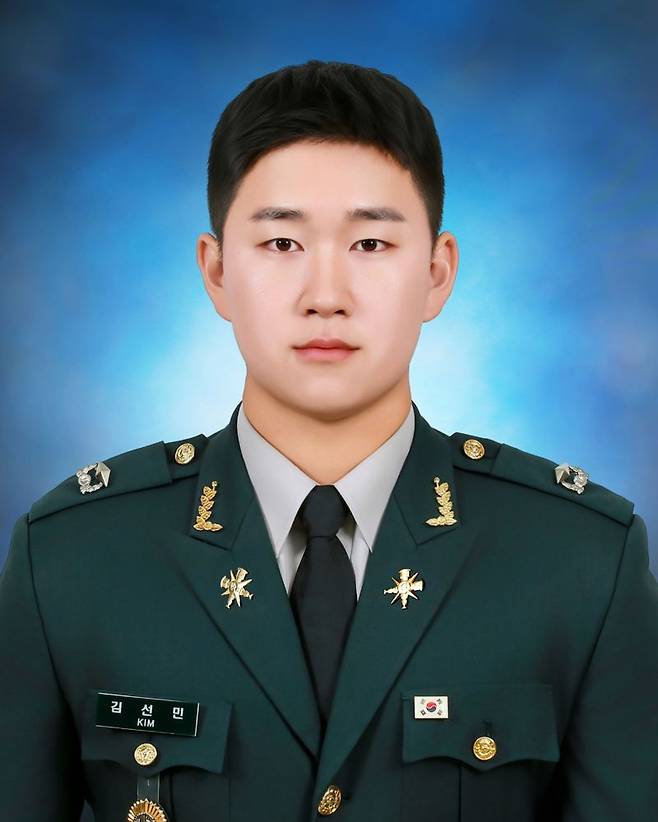 27일 충북 괴산군 육군학생군사학교에서 열린 대한민국 육군장교 통합임관식에서 임관한 김선민 소위의 조부(故 김정덕)는 6·25전쟁 때 백마고지 전투에 참전해 화랑무공훈장을 수여 받았다. 육군 제공