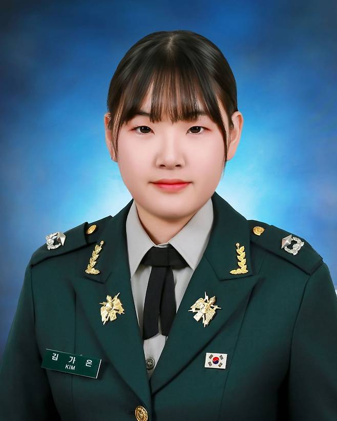 27일 충북 괴산군 육군학생군사학교에서 열린 대한민국 육군장교 통합임관식에서 임관한 김가은 소위의 소위(학사)의 부친(김형욱)은 학사 29기로 대를 이어 잘교로 임관했다. 육군 제공