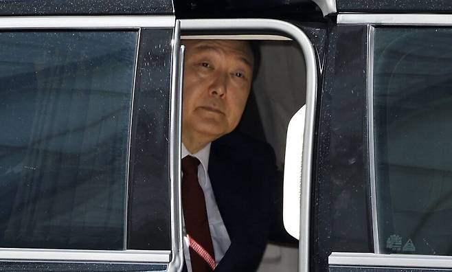 윤석열 전 대통령이 23일 서울 서초구 서울중앙지방법원에서 열린 내란 우두머리 혐의·직권남용 권리행사 방해 혐의 사건 8차 공판에 출석하고 있다. 사진공동취재단