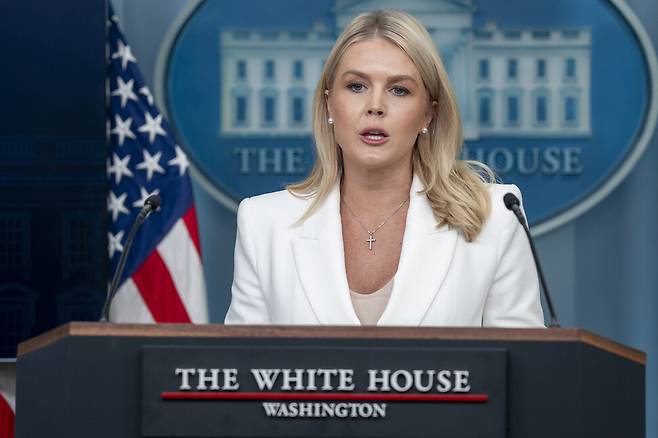 26일(현지시각) 캐롤라인 레빗 미국 백악관 대변인이 워싱턴 백악관 기자실에서 기자회견을 하고 있다. 워싱턴/UPI 연합뉴스