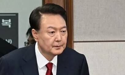 윤석열 전 대통령이 4월21일 서울중앙지법에서 열린 12·3 내란 사건 2차 공판에 출석하고 있다. 사진공동취재단