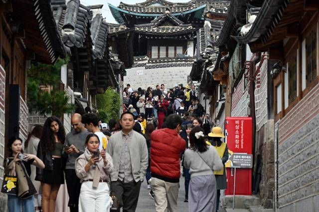 서울 종로구 북촌 한옥마을의 골목이 관광객들로 붐비고 있다. 박시몬 기자