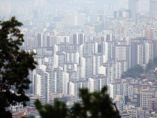 급등세인 수도권 지역 부동산 시장 과열을 막기 위해 정부가 대출 규제 방침을 발표한 27일 서울 시내 한 아파트 단지 전경. 뉴스1