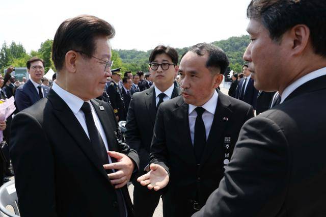 이재명 대통령이 2023년 6월 더불어민주당 대표 시절 서울 동작구 국립서울현충원에서 열린 제68회 현충일 추념식장에서 최원일 전 천안함장(가운데)으로부터 항의를 받고 있다. 서재훈 기자