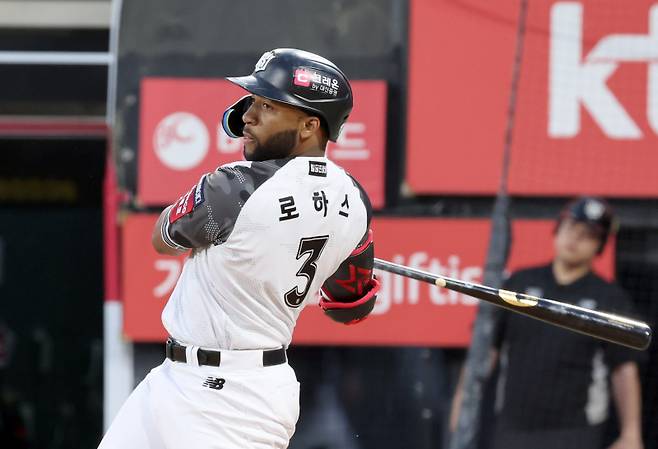 10일 오후 수원 KT위즈파크에서 열린 2025 프로야구 롯데와 KT 경기. KT 로하스가 4회 1타점 2루타를 날리고있다. 수원=정시종 기자 capa@edaily.co.kr /2025.06.10.