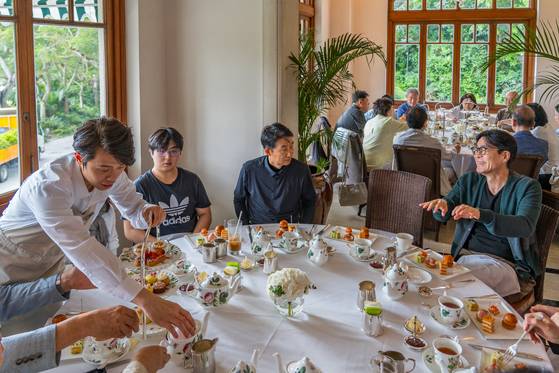 애프터눈 티를 즐기는 박찬일 셰프와 홍콩백끼 미식 원정대.