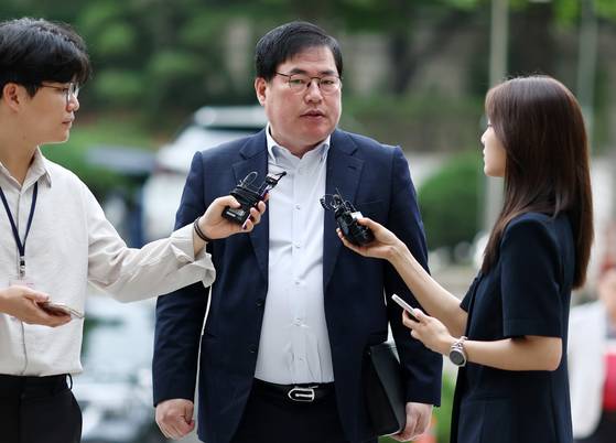 유동규 전 성남도시개발공사 기획본부장이 27일 서초구 서울중앙지법에서 열린 대장동 개발 의혹 관련 1심 결심 공판에 출석하며 취재진 질문에 답하고 있다. 연합뉴스