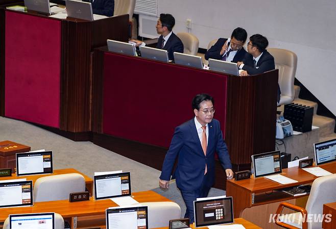 송언석 국민의힘 원내대표가 27일 서울 여의도 국회 본회의장에서 의사일정 강행에 반발하며 퇴장하고 있다.