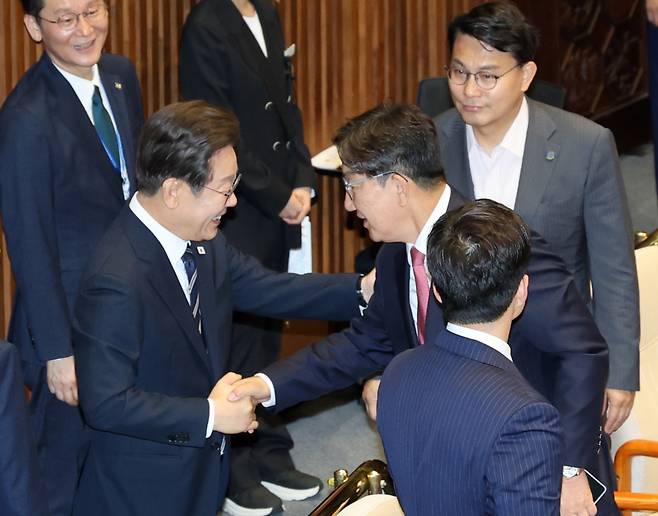 이재명 대통령이 26일 서울 여의도 국회 본회의장에서 정부의 2차 추가경정예산안 제출과 관련해 첫 시정연설을 마치고 국민의힘 의원들과 악수하며 퇴장하고 있다. 연합뉴스
