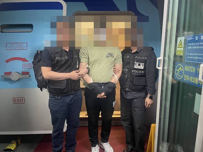 27일 인천국제공항을 통해 강제송환된 피의자 B씨의 모습. 경찰청 제공