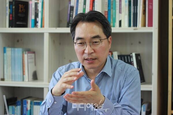 ▲지난 23일 서울 영등포구 당산동 미디어오늘 사무실에서 고삼석 교수가 미디어오늘과 인터뷰하는 모습. 사진=금준경 기자.