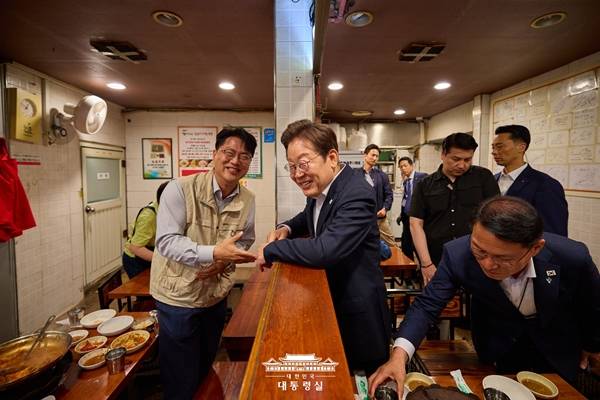 ▲ 이재명 대통령이 지난 26일 대통령실 인근 식당에서 방송3법 개정을 촉구하던 이호찬 언론노조 위원장(왼쪽)과 만난 모습. 사진=대통령실